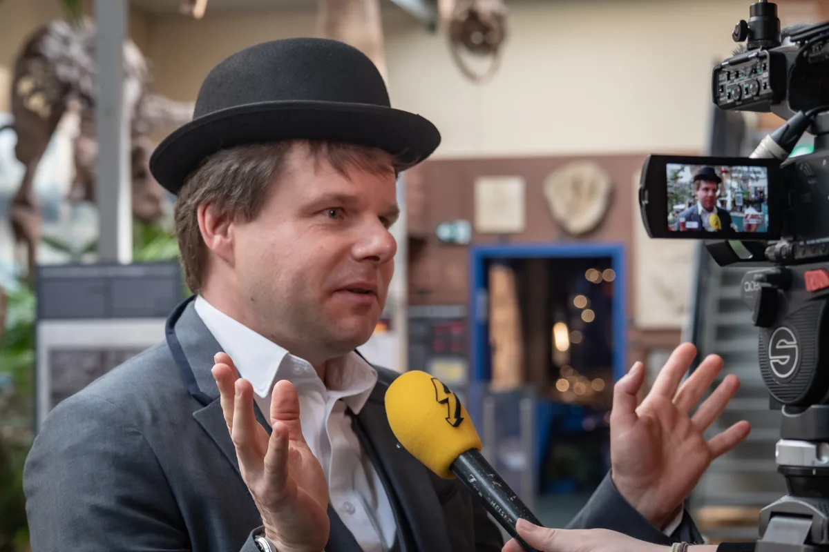 Atlant Bieri präsentiert sein neues Buch mit einem Improvisationstheater im Sauriermuseum.